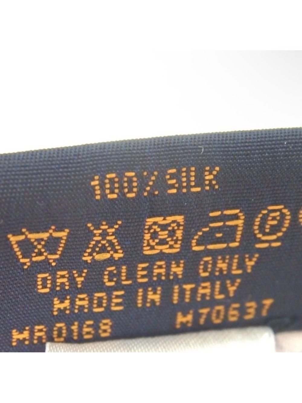 Authentic Louis Vuitton m70637 monogram, Bandeau confidential scarf silk
Pink - Picture 8 of 8